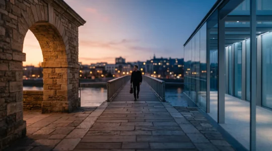 Silhouette traversant une passerelle symbolisant la transition d'une banque traditionnelle vers une banque en ligne