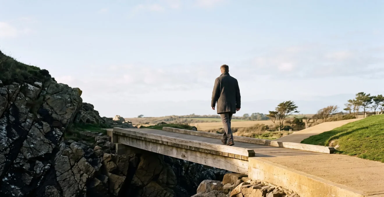 Silhouette traversant un pont symbolique reliant deux rives, illustrant la transformation d'un profil emprunteur risqué vers un profil excellent aux yeux des banques