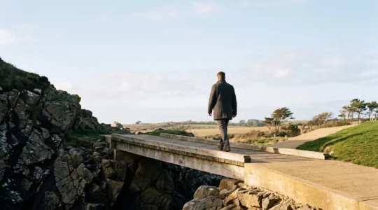 Silhouette traversant un pont symbolique reliant deux rives, illustrant la transformation d'un profil emprunteur risqué vers un profil excellent aux yeux des banques